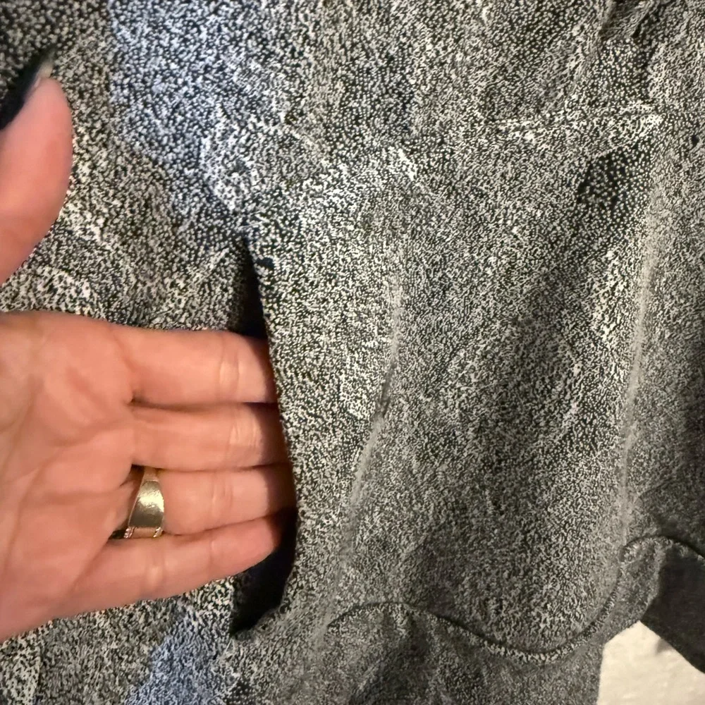 Kyodan Black and White Patterned Top. Size Large. - Picture 6 of 8